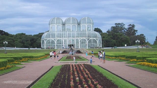 Jardim Botânico de Curitiba com sua estufa de vidro e jardins floridos