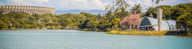 Lagoa da Pampulha com a Igreja São Francisco de Assis e o Mineirão ao fundo